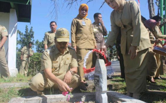 Sambut HUT Maros Pejabat Lakukan Tabur Bunga