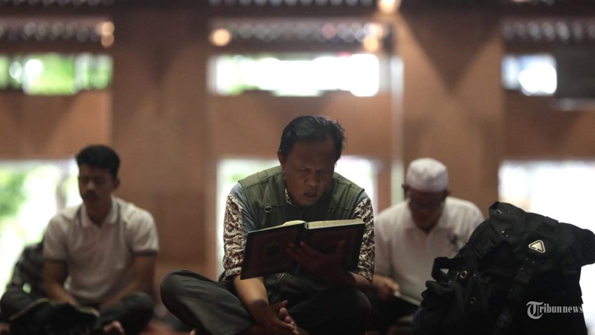 TADARUS - Umat Islam membaca (tadarus) Al Quran di Masjid Istiqlal, Jakarta, Minggu (22/2/2026). Umat Islam memanfaatkan waktu puasa dengan memperbanyak ibadah salah satunya dengan tadarus Al Quran guna menambah amalan dan pahala selama bulan suci Ramadan. TRIBUNNEWS/IRWAN RISMAWAN