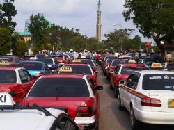 Taksi Mogok, Penumpang Telantar di Bandara