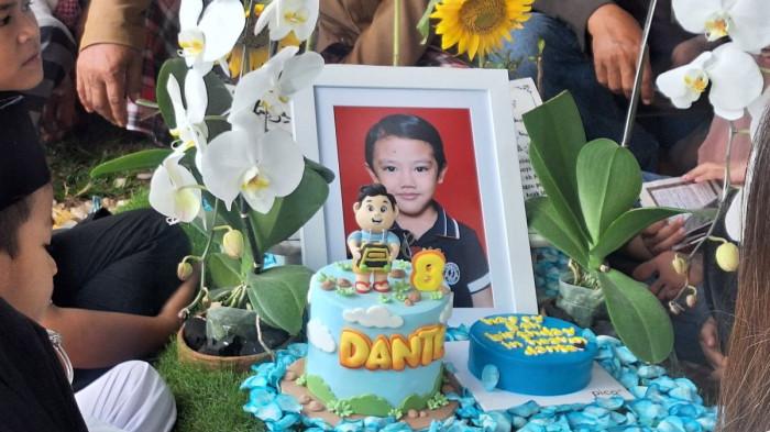 ZIARAH - Aktris Tamara Tyasmara dan kerabat berziarah ke makam Raden Andante Khalif Pramudityo atau Dante di TPU Jeruk Purut, Cilandak, Jakarta Selatan, Jumat (26/12/2025) siang. Dante adalah anak semata wayang Tamara yang meninggal dunia pada 27 Januari 2025.