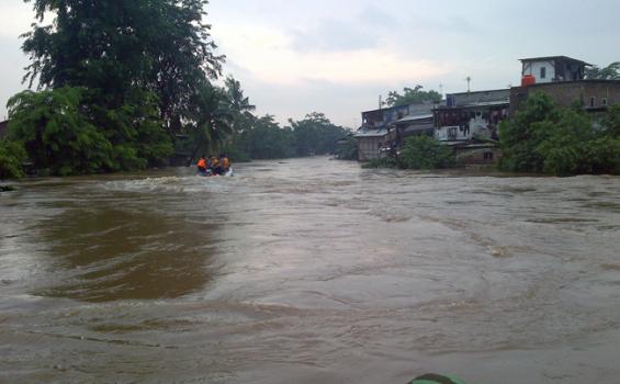 Waduk Pluit Jebol, Tinggi Air Hinga Leher Orang Dewasa