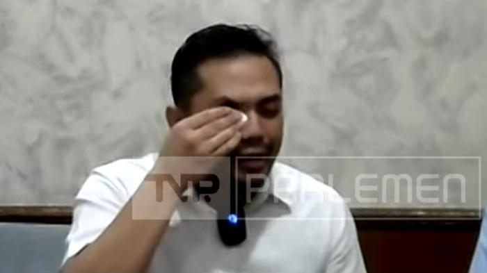 KASUS VIDEOGRAFER - Tangkap layar saat Amsal Christy Sitepu menagis ketika ikut rapat terbatas yang digelar Komisi III DPR RI, pada Senin (30/3/2026). Amsal Sitepu terjerat kasus dugaan markup anggaran pembuatan video profil desa.