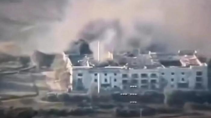 THAILAND GEMPUR KAMBOJA - Tangkap layar serangan rudal Thailand terhadap bangunan Kasino milik Kamboja pada Senin (8/12/2025) yang diduga jadi pusat kontrol drone untuk serang wilayah perbatasan