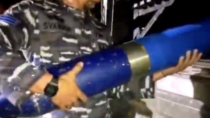 Tangkapan layar - Personel TNI AL mengangkat