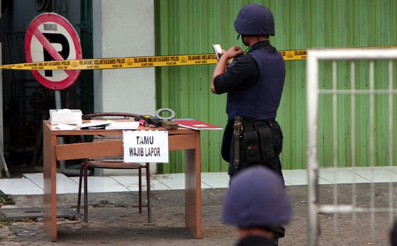 Gegana Bongkar Lantai Kontrakan Tersangka Teroris