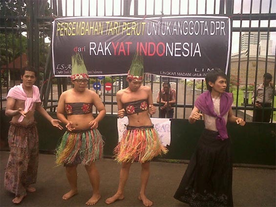 Tari Perut untuk Anggota DPR