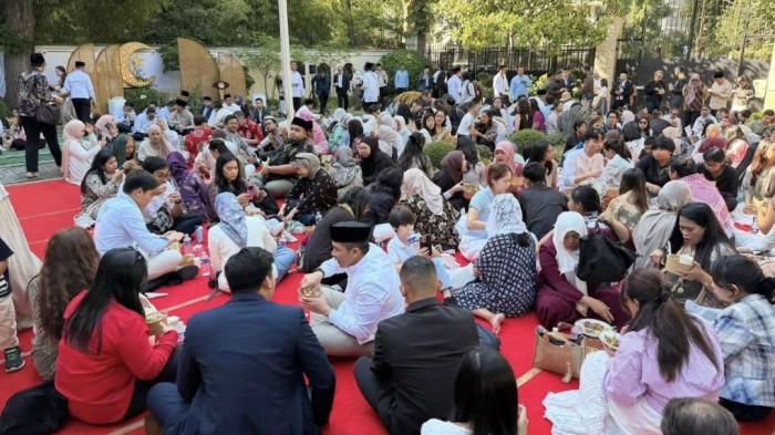 MAKAN BERSAMA - Sekretaris Kabinet Teddy Indra Wijaya makan bersama diaspora Indonesia usai Salat Iduladha 1447 Hijriah di Wisma Indonesia, KBRI Paris, Prancis, Rabu (27/5/2026). Teddy tampak duduk lesehan sambil berbincang dan melayani swafoto bersama warga negara Indonesia yang hadir.