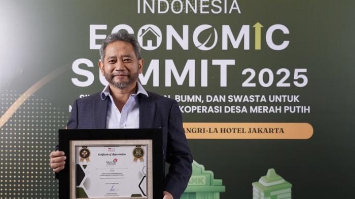Direktur Strategic Business Development & Portofolio Telkom Seno Soemadji saat menerima penghargaan “The Best State Owned Enterprise (SOE) 2025” pada ajang “Indonesia Economic Summit 2025” di Shangri-La Hotel, pada (2/10/2025).