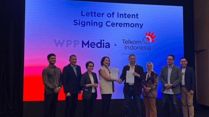 ADXELERATE EXECUTIVE CONNECT- Direktur Utama Telkom Dian Siswarini bersama jajaran WPP Media Indonesia saat membuka acara AdXelerate Executive Connect di Jakarta, Kamis (9/10/2025).
