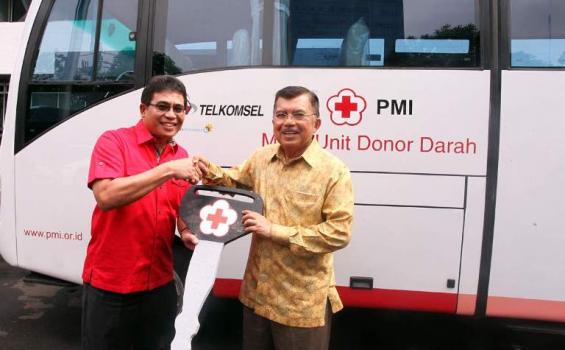 Telkomsel Serahkan Mobil Unit Donor Darah ke PMI