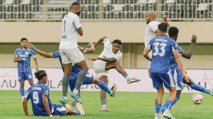 TENDANGAN - Tendangan PSM Makassar, Gledson saat menjebol gawang PSBS Biak di Super League 2025/2026 pada Minggu (8/2/2026) sore WIB.