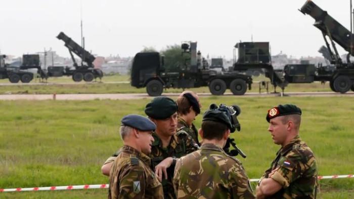 KIRIM RUDAL PATRIOT - Sejumlah Tentara Belanda dengan latar belakang sistem pertahanan udara Patriot. Belanda dilaporkan mengirimkan ratusan tentara dan dua sistem rudal patriot ke Polandia untuk membantu mengamankan pusat logistik NATO yang digunakan untuk menyalurkan bantuan militer ke Ukraina.