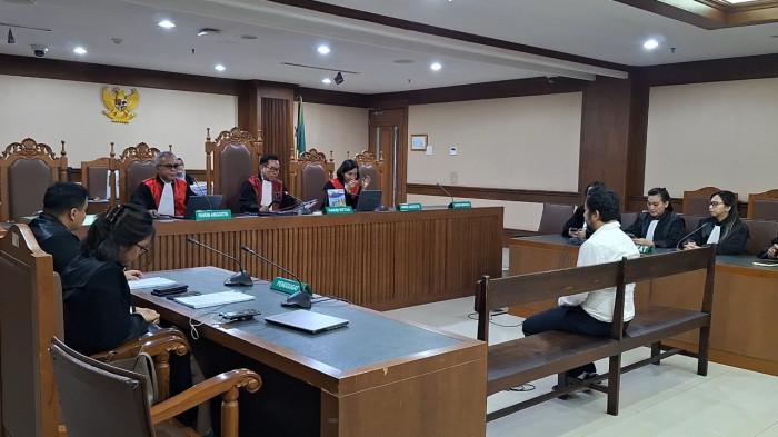 SIDANG TUNTUTAN — Terdakwa Direktur Utama PT Terra Drone Indonesia, Michael Wisnu Wardhana (tengah), saat mendengarkan pembacaan tuntutan dua tahun penjara di Pengadilan Negeri Jakarta Pusat, Senin (11/5/2026). Pihak terdakwa membantah kelalaian terkait fasilitas keselamatan gedung dan menyebut tangga darurat merupakan kewajiban pemilik bangunan dalam tragedi kebakaran yang menewaskan 22 karyawan tersebut.