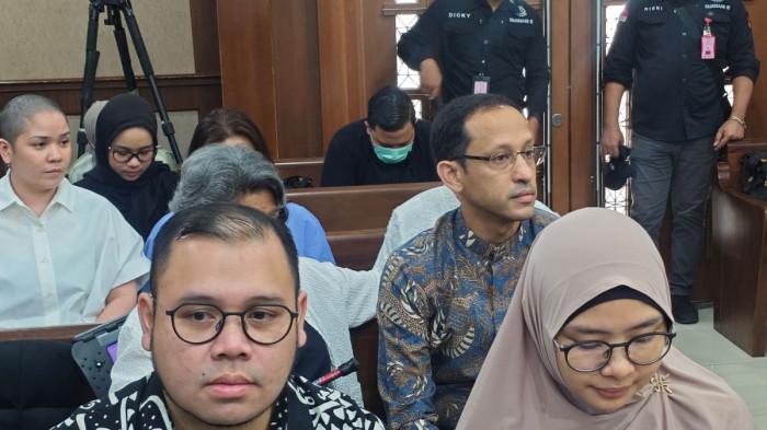 SIDANG KORUPSI - Terdakwa Ibrahim Arief alias Ibam dan eks Mendikbudristek Nadiem Makarim saat menunggu sidang dugaan korupsi pengadaan Chromebook pada Program Digitalisasi Pendidikan di Kemendikbudristek periode 2019–2022 dimulai, PN Tipikor Jakarta, Selasa (10/3/2026).