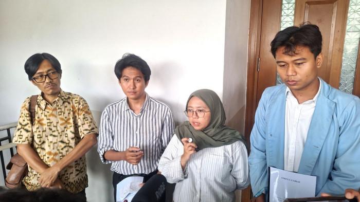 TUNTUTAN KHARIQ ANHAR - Terdakwa Khariq Anhar bersama kuasa hukumnya usai sidang tuntutan di Pengadilan Negeri Jakarta Pusat, Senin (10/8/2026). Khariq dituntut enam bulan penjara dalam perkara “timpa teks” menjelang wisudanya pada 18 Agustus 2026.