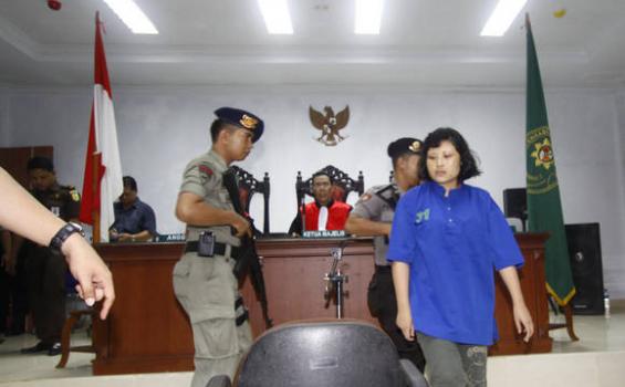Pengunjung Sidang Putri Diminta Lepas Sendal dan Sepatu