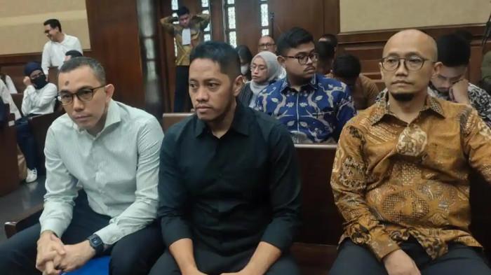 SIDANG KORUPSI PERTAMINA - Terdakwa mantan Direktur Utama PT Pertamina International Shipping (PIS) Yoki Firnandi (kiri) menghadiri sidang kasus dugaan korupsi tata kelola minyak mentah dan produk kilang PT Pertamina-KKS 2018–2023 di Pengadilan Tipikor Jakarta, Senin (10/11/2025). Kuasa hukum Yoki menegaskan kliennya tidak memiliki kewenangan langsung dalam pengadaan kapal.