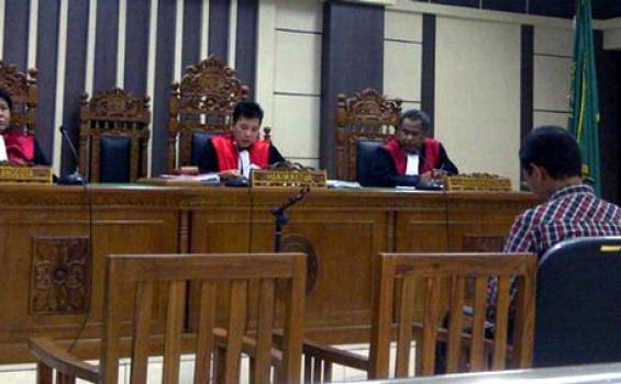 Eks Bupati Batang Sidang Korupsi Pakai Baju Kotak-kotak