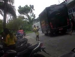 Terpidana Akrab Bercengkrama dengan Pegawai Lapas