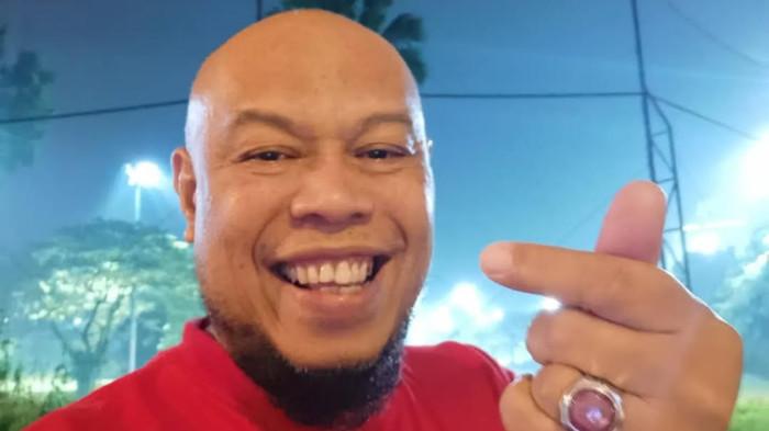 Seniman serba bisa Teuku Edwin atau Edwin Super Bejo mengalami kehidupan pasang surut. Ia pernah berada di puncak karier di dunia entertainment. Namun, pernah pula berada di titik terendah dalam hidup, yang membuatnya harus menggadaikan rumah untuk bertahan hidup.