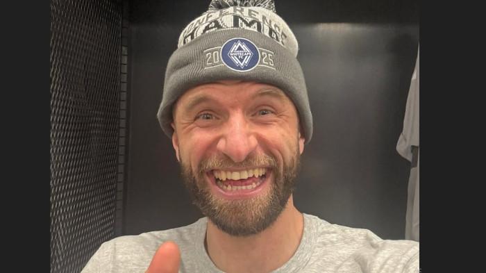 THOMAS MULLER- Bintang sepak bola veteran asal Jerman, Thomas Muller akan berhadapan lagi dengan Lionel Messi di final MLS. Jelang final ini, dia tidak gentar bahkan Thomas Muller pernah mengatakan Messi adalah lawan yang mudah dikalahkan.  Thomas Muller memiliki rekor kemenangan lebih banyak saat melawan Messi. Pemain Jerman itu telah menghadapi Messi sepuluh kali dalam pertandingan bersejarah dan menentukan di Piala Dunia dan Liga Champions.  Tim Thomas Muller telah menang tujuh kali dan kalah tiga kali dari Messi. 