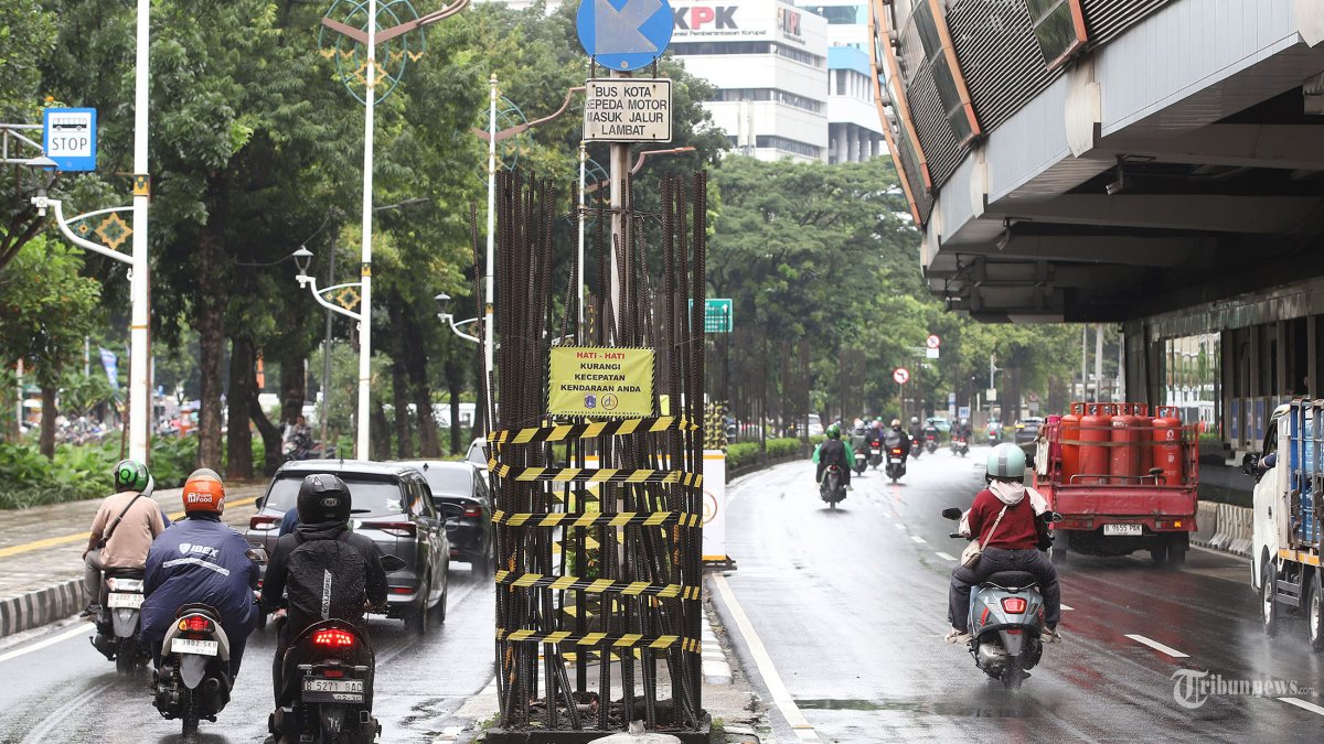 DIBONGKAR - Pengendara melintas diantara tiang-tiang monorel yang mangkrak di Jalan HR Rasuna Said, Jakarta Selatan, Rabu (14/1/2026). Pemerintah Provinsi DKI Jakarta menargetkan pembongkaran tiang monorel mangkrak, sekaligus penataan kawasan Jalan HR Rasuna Said, rampung September 2026. Tribunnews/Jeprima
