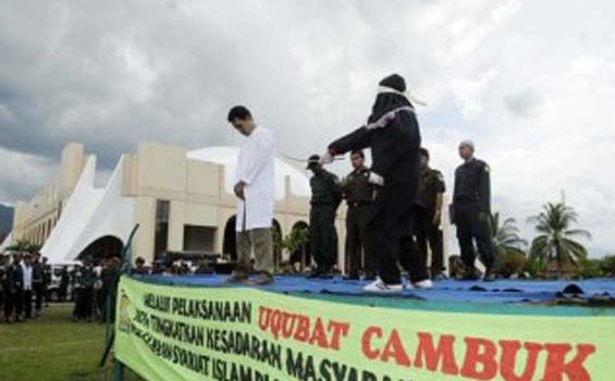 Berjudi Tiga Warga Aceh Dicambuk