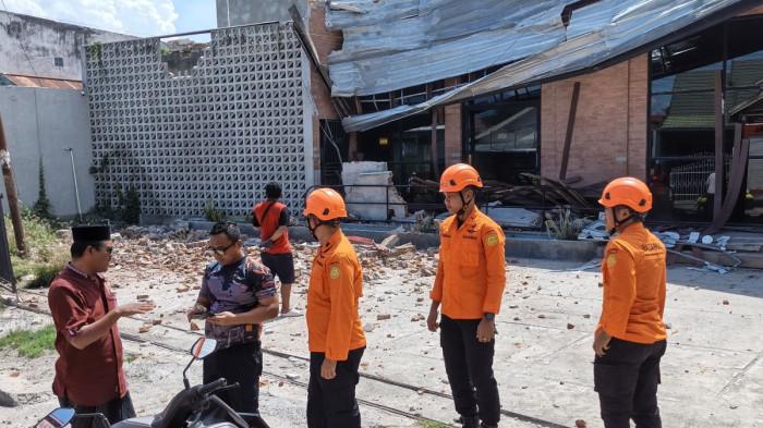 GEMPA SULTENG - Tim Basarnas Palu mendatangi bangunan terdampak gempa M 6,7 di Kota Palu (Auditorium Universitas Tadulako dan bangunan bekas cafe di Jalan Masomba) pada Selasa (16/6/2026).