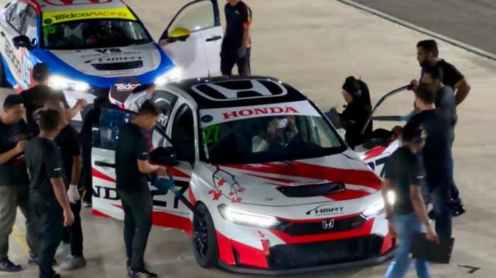 UJI KETAHANAN - Suasana persiapan di sesi TrackDay khusus berdurasi lima jam nonstop di Sirkuit Sepang, Jumat (10/10/2025). Momen ini dimanfaatkan tim balap Tim Honda Malaysia Racing Team (HMRT) untuk menjalani simulasi balap ketahanan menjelang Sepang 1000 KM (S1K) yang akan digelar 27–29 November mendatang.