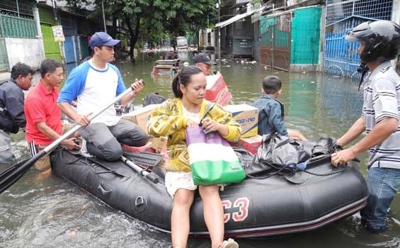 Tim Kompas Gramedia Blusukan Bantu Korban Banjir