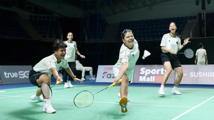 JAJAL LAPANGAN -  Tim badminton Indonesia menjajal lapangan berlatih selama satu jam di arena Gymnasium 4 Thammasat University Rangsit Campus, Pathum Thani hari Jumat (5/12) sore.