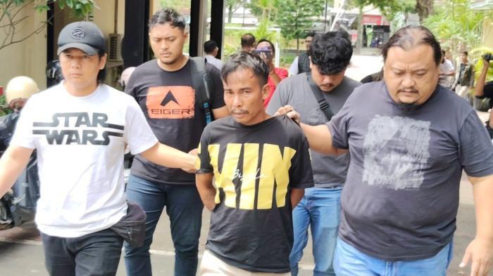 PELAKU PEMBUNUHAN- Tim Resmob Polres Brebes saat menggelandang pelaku usai berhasil diamankan di Kabupaten Majalengka.