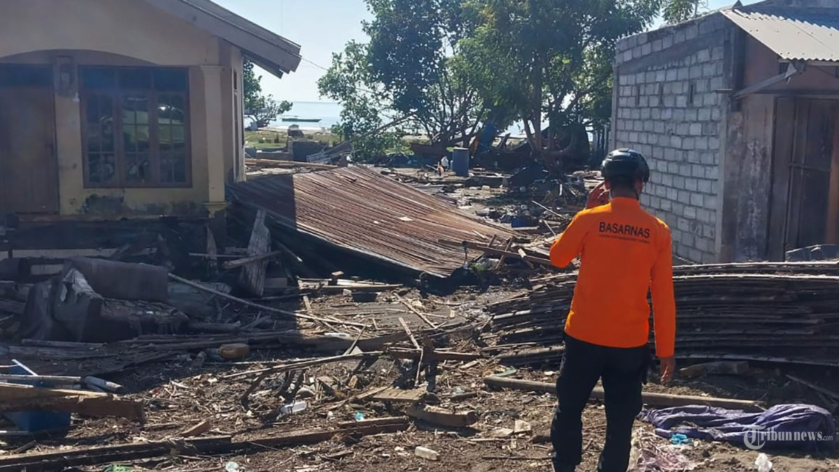 PENCARIAN KORBAN - Operasi pencarian dan pertolongan (SAR) memasuki hari kedua setelah gempa bumi bermagnitudo 7,7 mengguncang kawasan Timur Laut Mbay, Kabupaten Nagekeo, Nusa Tenggara Timur (NTT), MInggu (16/8/2026). Tim SAR Gabungan memperluas pencarian dan pertolongan terhadap masyarakat yang terdampak bencana. Pencarian difokuskan di dua wilayah utama, yakni Kota Mbay, Kabupaten Nagekeo, serta kawasan Reo, Kabupaten Manggarai. Dari laporan sementara terdapat 48 korban meninggal dunia dan 64 korban luka. TRIBUNNEWS/HO/KANTOR SAR MAUMERE
