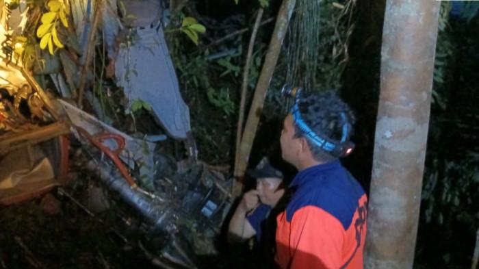 EVAKUASI- Tim gabungan berhasil mencapai lokasi jatuhnya helikopter PK-CFX di wilayah Kabupaten Sekadau, Kalimantan Barat (Kalbar), Kamis (16/4/2026) malam