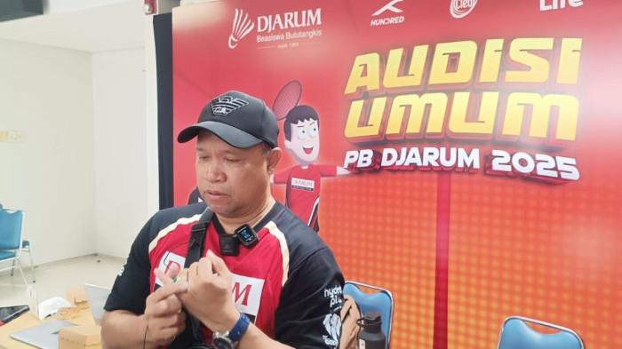 Tim pencari bakat PB Djarum yang juga legenda bulutangkis Indonesia, Richard Mainaky