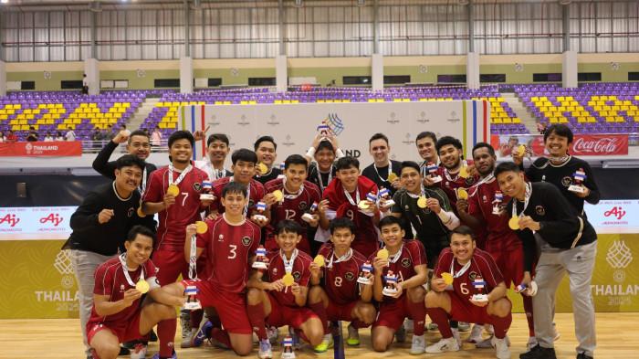 EMAS FUTSAL INDONESIA - Timnas Futsal Indonesia keluar sebagai pemenang sekaligus meraih medali emas SEA Games 2025 usai mengalahkan Thailand dengan skor 6-1 di Nonthaburi Stadium, Nonthaburi, Kamis (19/12/2025).