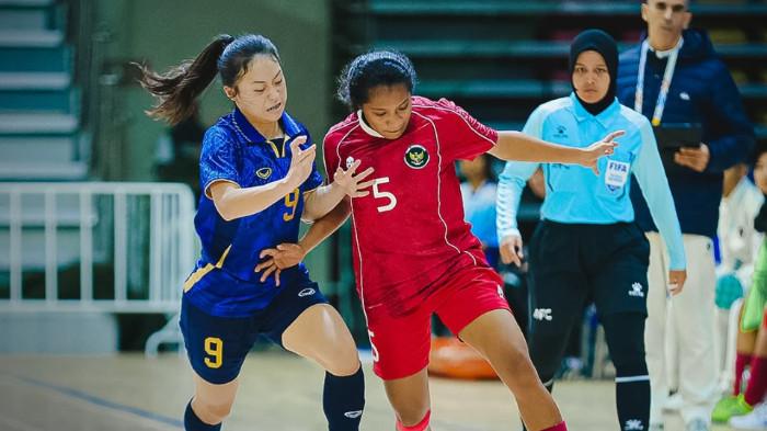 DUEL BOLA - Pertandingan semifinal cabang olahraga futsal putri SEA Games 2025 antara Indonesia melawan tim tuan rumah Thailand di Nonthaburi Province Stadium, Selasa (16/12/2025). (FFI - 16/12/2025)