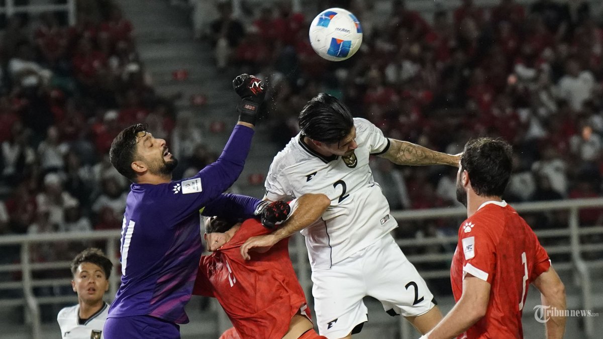 BEREBUT BOLA UDARA - Bek Timnas Indonesia, Kevin Diks (tengah) berebut bola udara dengan penjaga gawang Lebanon, Mostofa Matar (kiri) dalam pertandingan FIFA Matchday di Stadion Gelora Bung Tomo, Surabaya pada Senin (8/9/2025) malam. Tribun Solo/Muhammad Nursina
