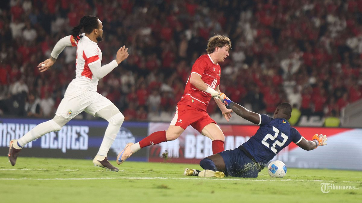 MENANG TIPIS - Pesepak bola Timnas Indonesia berebut bola dengan pesepak bola Timnas Mozambik dalam laga FIFA Matchday di Stadion Utama Gelora Bung Karno (SUGBK), Senayan, Jakarta, Selasa (9/6/2026). Timnas Indonesia mengalahkan Mozambik dengan skor akhir 1-0. Tribunnews/Jeprima