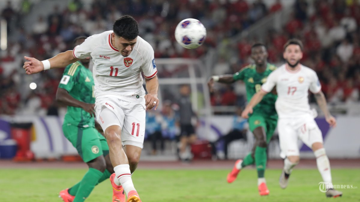 Pesepak bola Timnas Indonesia menyundul bola ke gawang Timnas Arab Saudi dalam laga Grup C Babak Ketiga Kualifikasi Piala Dunia 2026 di Stadion Utama Gelora Bung Karno, Senayan, Jakarta, Selasa (19/11/2024). Dalam pertandingan tersebut Timnas Indonesia mengalahkan Timnas Arab Saudi dengan skor 2-0. TRIBUNNEWS/IRWAN RISMAWAN