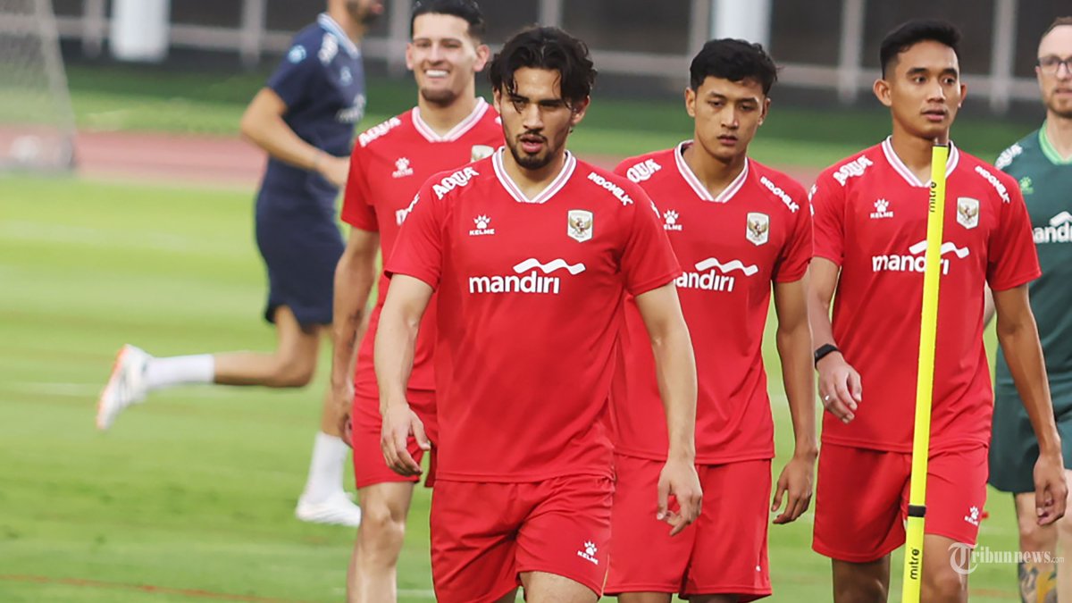 SIAP TANDING - Pesepak bola Timnas Indonesia  Nathan Tjoe-A-On (tengah) bersama rekan satu timnya mengikuti latihan jelang laga FIFA Series 2026 di Stadion Madya, Kompleks GBK, Senayan, Jakarta, Kamis (26/3/2026). Latihan tersebut sebagai persiapan menjelang pertandingan melawan Timnas ST Kitts and Nevis pada FIFA Series 2026 yang berlangsung Jumat (27/3/2026) di Stadion Utama Gelora Bung Karno. TRIBUNNEWS/HERUDIN