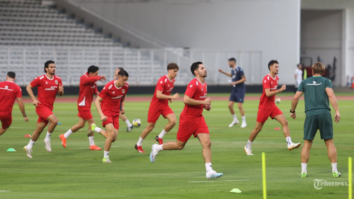 SIAP TANDING - Pesepak bola Timnas Indonesia mengikuti latihan jelang laga FIFA Series 2026 di Stadion Madya, Kompleks GBK, Senayan, Jakarta, Kamis (26/3/2026). Latihan tersebut sebagai persiapan menjelang pertandingan melawan Timnas ST Kitts and Nevis pada FIFA Series 2026 yang berlangsung Jumat (27/3/2026) di Stadion Utama Gelora Bung Karno. TRIBUNNEWS/HERUDIN