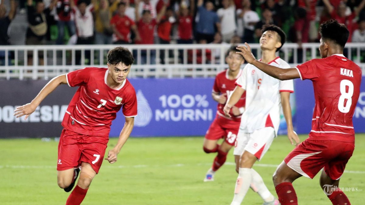 Selebrasi pesepakbola timnas Indonesia Rony Salampessy (kiri) seusai mencetak gol ke gawang timnas Vietnam pada lanjutan pertandingan grup A Piala AFF U-19, di Stadion Utama Sumatra Utara, Deliserdang, Minggu (7/6/2026). Timnas Indonesia berhasil menang atas timnas Vietnam dengan skor 2-1. TRIBUN MEDAN/DANIL SIREGAR