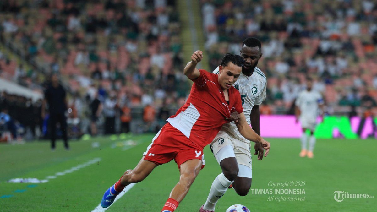 KALAH - Pesepak bola Timas Indonesia, Miliano Jonathans berebut bola dengan pesepak bola Arab Saudi pada laga pertama Grup B babak 4 Kualifikasi Piala Dunia 2026 di Stadion King Abdullah, Jeddah, Kamis (9/10/2025) dini hari WIB. Timnas Indonesia takluk dari Arab Saudi dengan skor akhir 3-2. TRIBUNNEWS/PSSI/HO