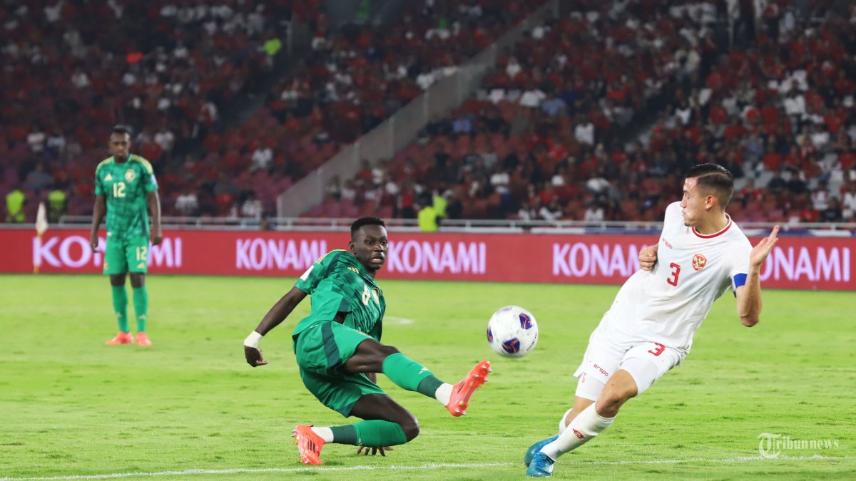 Pemain timnas Indonesia Jay Noah Idzes berebut bola dengan pemain Arab Saudi pada laga kualifikasi piala dunia zona asia grup C 2026 di SUGBK, Senayan, Jakarta Pusat, Selasa (19/11/2024). Timnas Indonesia berhasil unggul 2-0 atas Arab Saudi setelah Marselino berhasil mencetak dua gol pada laga tersebut. Tribunnews/Jeprima
