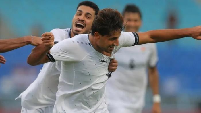 SELEBRASI IRAK - Pemain Irak, Mohanad Ali, melakukan selebrasi setelah mencetak gol ke gawang Hong Kong pada pertandingan semifinal King's Cup 2025 di Stadion Provinsi Kanchanaburi, Thailand Kamis (4/9/2025). (Instagram Irak NT - 4/9/2025)