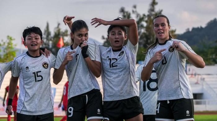 SELEBRASI GARUDA PERTIWI - Para pemain Timnas Putri Indonesia merayakan gol yang dicetak oleh Claudia Scheunemann ke gawang Singapura pada laga Grup A SEA Games 2025 di Stadion Chonburi, Thailand pada Minggu (7/12/2025). (Instagram Timnas Indonesia - 7/12/2025) (Timnas Indonesia)