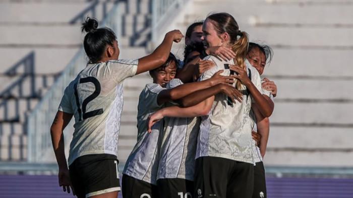 SELEBRASI GARUDA PERTIWI - Para pemain Timnas Putri Indonesia merayakan gol yang dicetak oleh Isa Giuseppe Warps ke gawang Singapura pada laga Grup A SEA Games 2025 di Stadion Chonburi, Thailand pada Minggu (7/12/2025). (Instagram Timnas Indonesia - 7/12/2025)