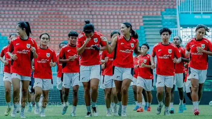 LATIHAN TIMNAS PUTRI - Skuad Timnas Putri Indonesia dalam sesi latihan di Stadion Pakansari, Bogor, menuju Piala AFF Wanita 2025, Kamis (31/7/2025). (Instagram Timnas - 1/8/2025)