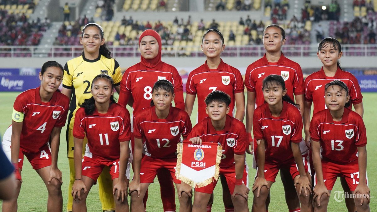 AFF U16 PUTRI - Pesepak bola Timnas Putri U16 Indonesia foto bersama sebelum melawan Timor Leste dalam pertandingan Piala AFF U16 di Stadion Manahan, Solo, Rabu (20/8/2025) malam. Timnas Putri U16 Indonesia berhasil unggul 5-0 atas Timor Leste di babak pertama. Tribun Solo/Muhammad Nursina